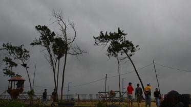Cyclone Dana sweeps India coastal areas