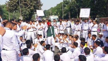 Students block Mirpur Road demanding merit-based admissions