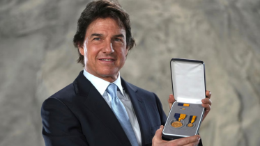 Tom Cruise receives US Navy’s top civilian award.png
