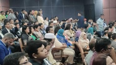 Admin officers protest