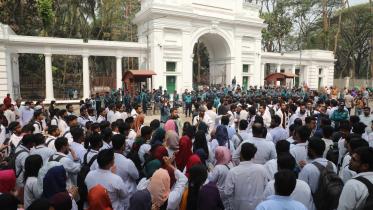 Police bar march of interns, medical students at HC gate