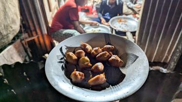 Heading near Madaripur? Then try their mouth-watering Tk 3 egg chop! 