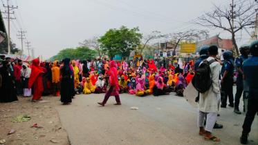 Workers block Dhaka-Mymensingh highway demanding extended Eid holiday