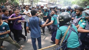 police baton charge JnU protesters