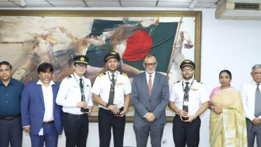 Biman pilots honoured for safe landing without wheel