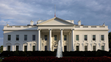 a_view_of_the_white_house_in_washington.jpg