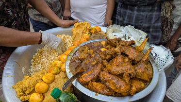 Jhalmuri with chicken wings and eggs? Gulistan’s biriyani-style snack