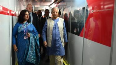 muhammad yunus arrives in london