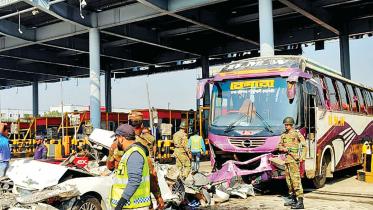 bus-accident-toll_plaza.jpg