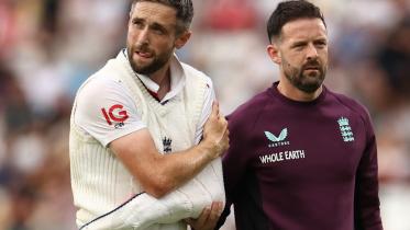 chris_woakes_goes_out_injured.jpg
