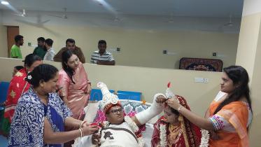 injured groom marries from hospital bed manikganj