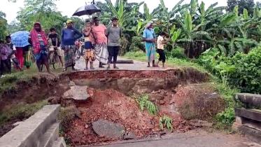 benapole_photo-heavy_rainfall_and_intense_currents_have_caused_the_collapse_of_two_bridges_in_the_life-threatening_conditions_-20.09.25.jpg