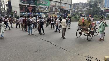 July fighters block Mirpur Road in Dhanmondi