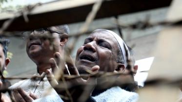 people gathering at Khaleda Zia grave Dhaka