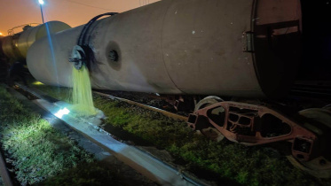 Oil tanker train derails.jpg