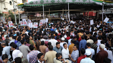 Quader failed to enter party office owing to the crowd of nomination seekers.jpg