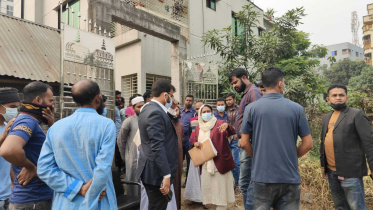 Family interrupt lifting body from graveyard for autopsy.jpg