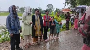 BSF pushes back 7 Bangladeshis amid rain along Lalmonirhat border.jpg