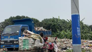 Dumping garbage in Rajshahi city highway_e181.jpg