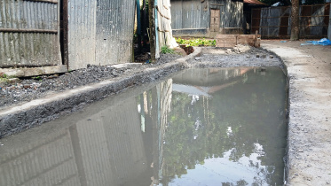 Locals halt RCC road casting done without rods in Kurigram.jpg