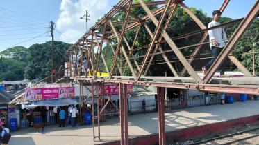 Passengers using railway footbridge amid high risk of accidents_c7f2.jpg