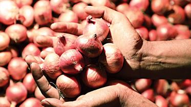 Onions prices jumped by Tk 40.jpg