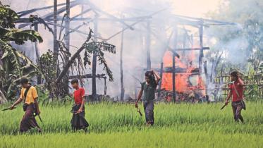 carry_knives_myanmar_rohingya.jpg