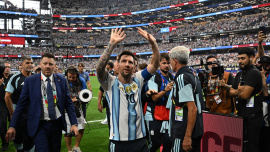 Messi waves to fans.jpg