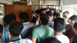 Prof Aynul forced out of JnU office.jpg