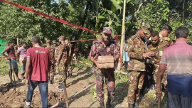BENAPOLE PHOTO---90 mines recovered from abandoned land in Meherpur --11.08.26.jpg