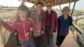 Family_HouseBoat_Neatherlands_CoxB.png