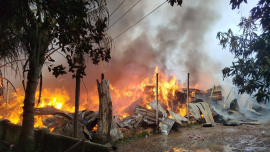 Local residents spotted the fire around 5:30am and informed the fire service. Five firefighting units -- three from Konabari Fire Service and two from Sarabo Fire Service -- rushed to the scene and began firefighting. Photo: Star