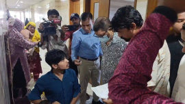 The minister visited the hospital this afternoon and inspected several departments, including the surgery and outpatient sections. Photo: Collected