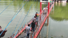 The bridge deck went under around four inches of water around 2:00pm, prompting authorities at Rangamati Parjatan Holiday Complex to suspend visitor entry and ticket sales. Photo: Star