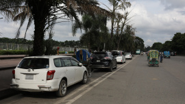 Manik Mia Avenue, Cycling lanes in Dhakawere occupied by dozens of parked vehicles