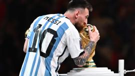 Messi kiss the cup
