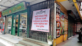 Putting up a notice saying the market is closed for construction of an emergency stairway, shopkeepers have blocked the entrance to Abedin Tower on Bailey road.
