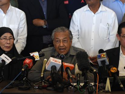 Malaysian ex-leader Mahathir Mohamad meets with king