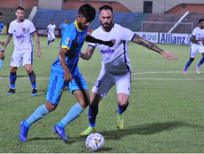Abahani (Blue) Vs  Chenaiyin(White) 3b.jpg