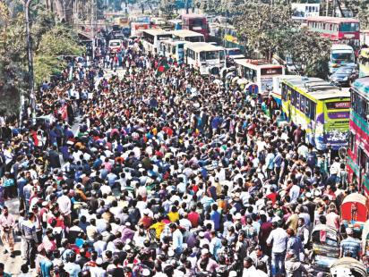 Hawkers demonstrate occupying road....