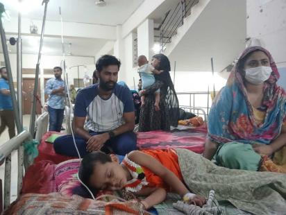 Dengue children at Mugda Hospital.jpg