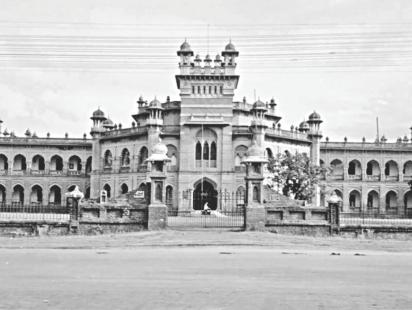 curzon_hall_of_dhaka_university_in_1950_0.jpg