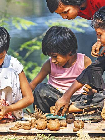 children in hatirjheel