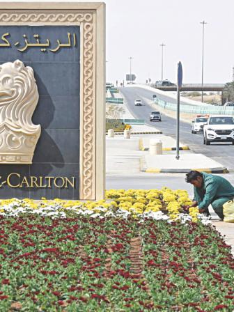 A foreign labourer works.jpg