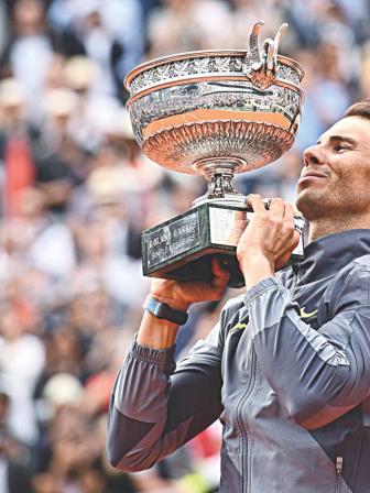 Rafael Nadal holds French Open trophy.jpg