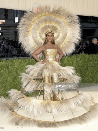 iman_wearing_harris_reed.jpg
