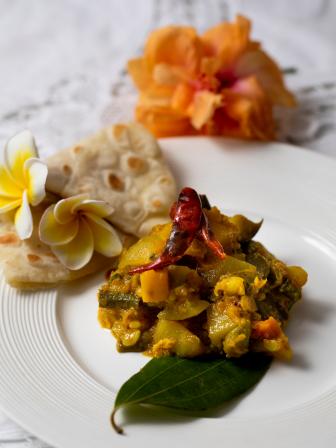 MOURI POTOL (POINTED GOURD WITH FENNEL SEEDS)