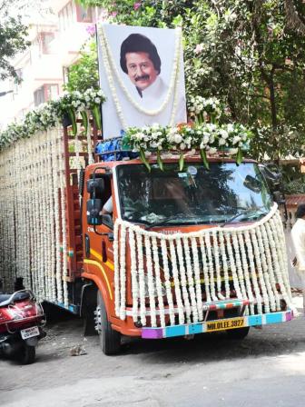 pankaj_udhas_funeral_4.jpg