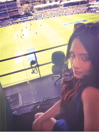 lady enjoy cricket.jpg