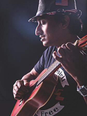 the_moon_that_never_loses_his_glow